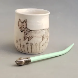 Segunda imagen de Mate de Cerámica Zorro Gris - Mate de cerámica hecho a mano en torno - Laura Ofelia Cerámica