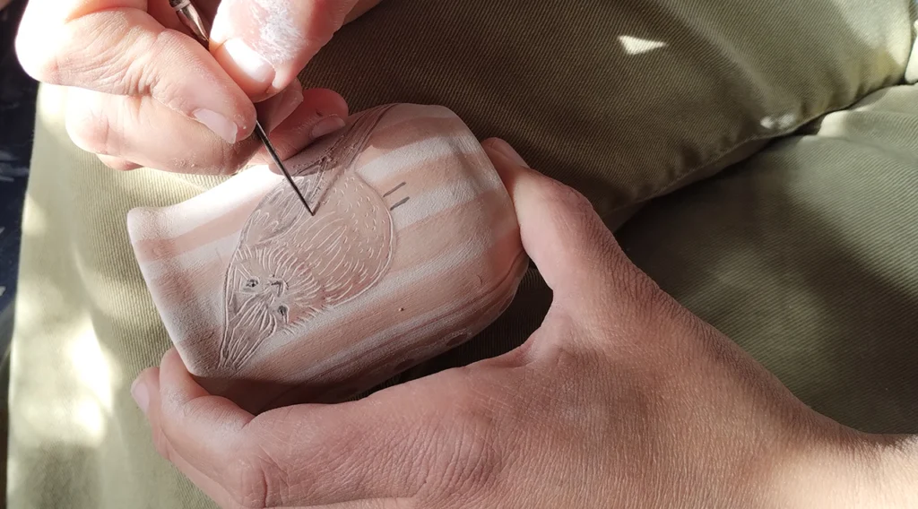 foto de mi taller de cerámica artesanal en córdoba, argentina, dibujando un mate foto de mi taller de cerámica artesanal en córdoba, argentina, dibujando un mate