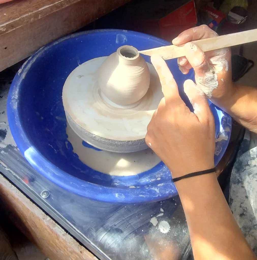 foto de mi taller de cerámica artesanal en córdoba, argentina, trabajando en el torno de alfarería foto de mi taller de cerámica artesanal en córdoba, argentina, trabajando en el torno de alfarería