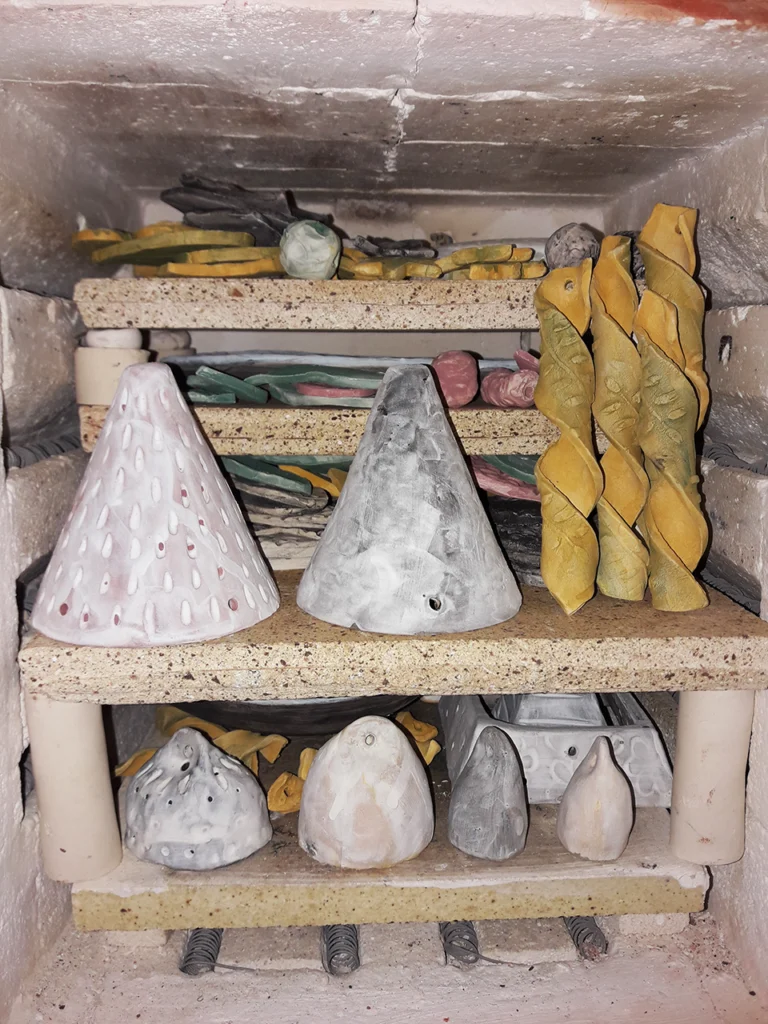 foto de mi taller de cerámica artesanal en córdoba, argentina, horno de cerámica artesanal, horneando piezas de cerámica foto de mi taller de cerámica artesanal en córdoba, argentina, horno de cerámica artesanal, horneando piezas de cerámica