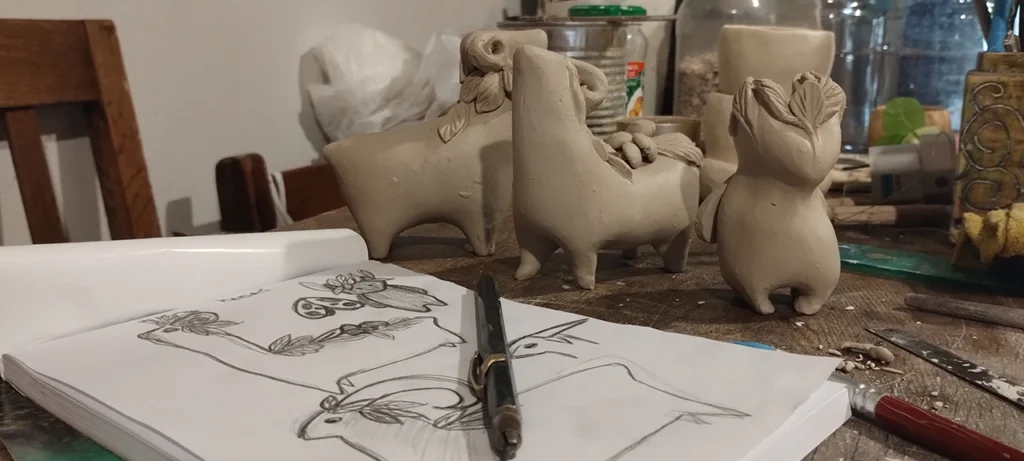 foto de mi taller de cerámica artesanal en córdoba, argentina, diseñando personajes de cerámica artesanal con diseños propios foto de mi taller de cerámica artesanal en córdoba, argentina, diseñando personajes de cerámica artesanal con diseños propios