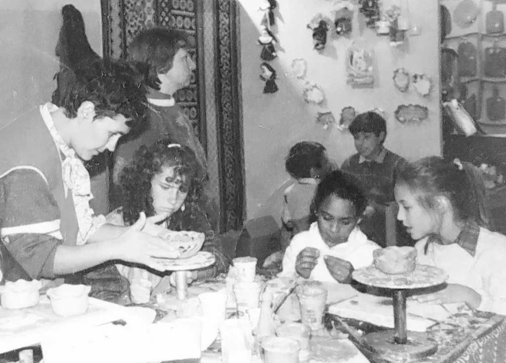 foto de mi taller de cerámica artesanal en córdoba, argentina, mi mamá ceramista y yo aprendiendo