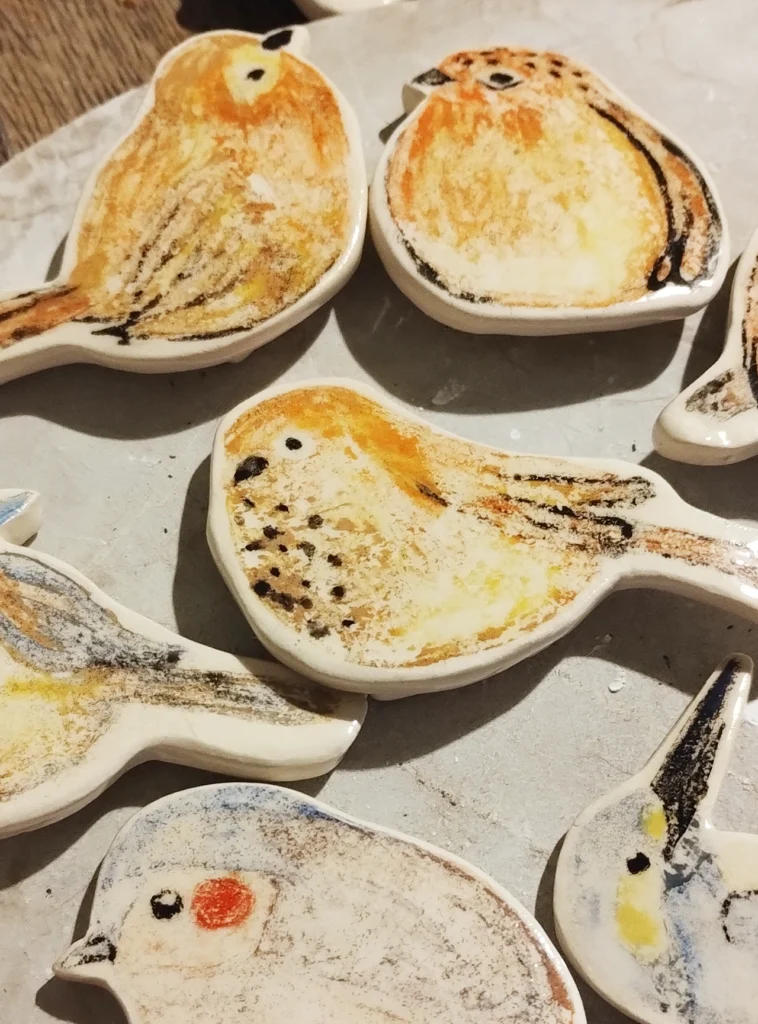 foto de mi taller de cerámica artesanal en córdoba, argentina, aves nativas pintadas a mano sobre cerámica foto de mi taller de cerámica artesanal en córdoba, argentina, aves nativas pintadas a mano sobre cerámica