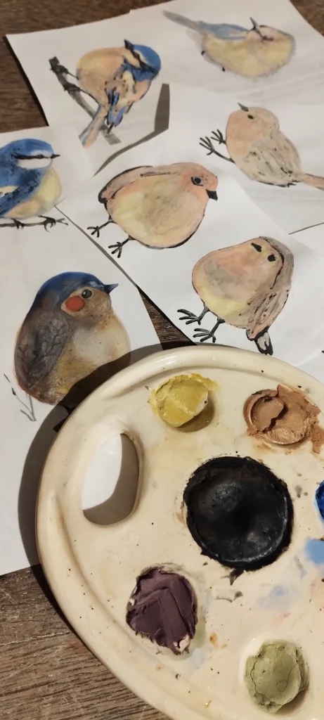 foto de mi taller de cerámica artesanal en córdoba, argentina, diseñando y dibujando pajaritos y aves nativas de Córdoba foto de mi taller de cerámica artesanal en córdoba, argentina, diseñando y dibujando pajaritos y aves nativas de Córdoba