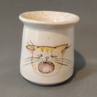 mate térmico de cerámica con un gato bostezando hecho mano en torno sin moldes