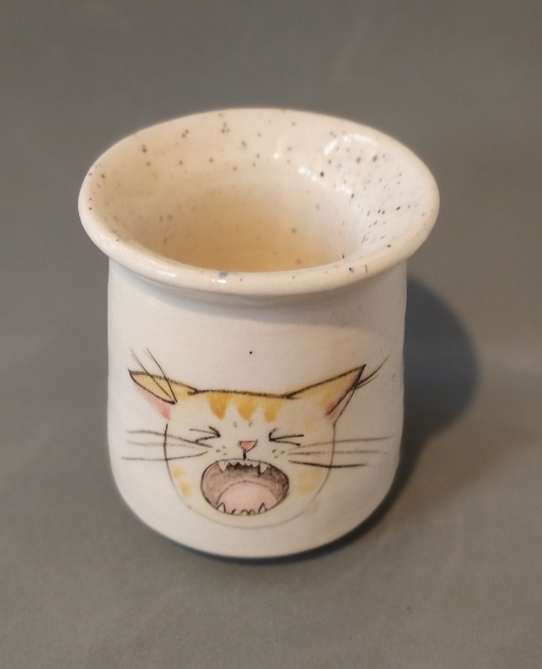 mate térmico de cerámica con un gato bostezando hecho mano en torno sin moldes 1