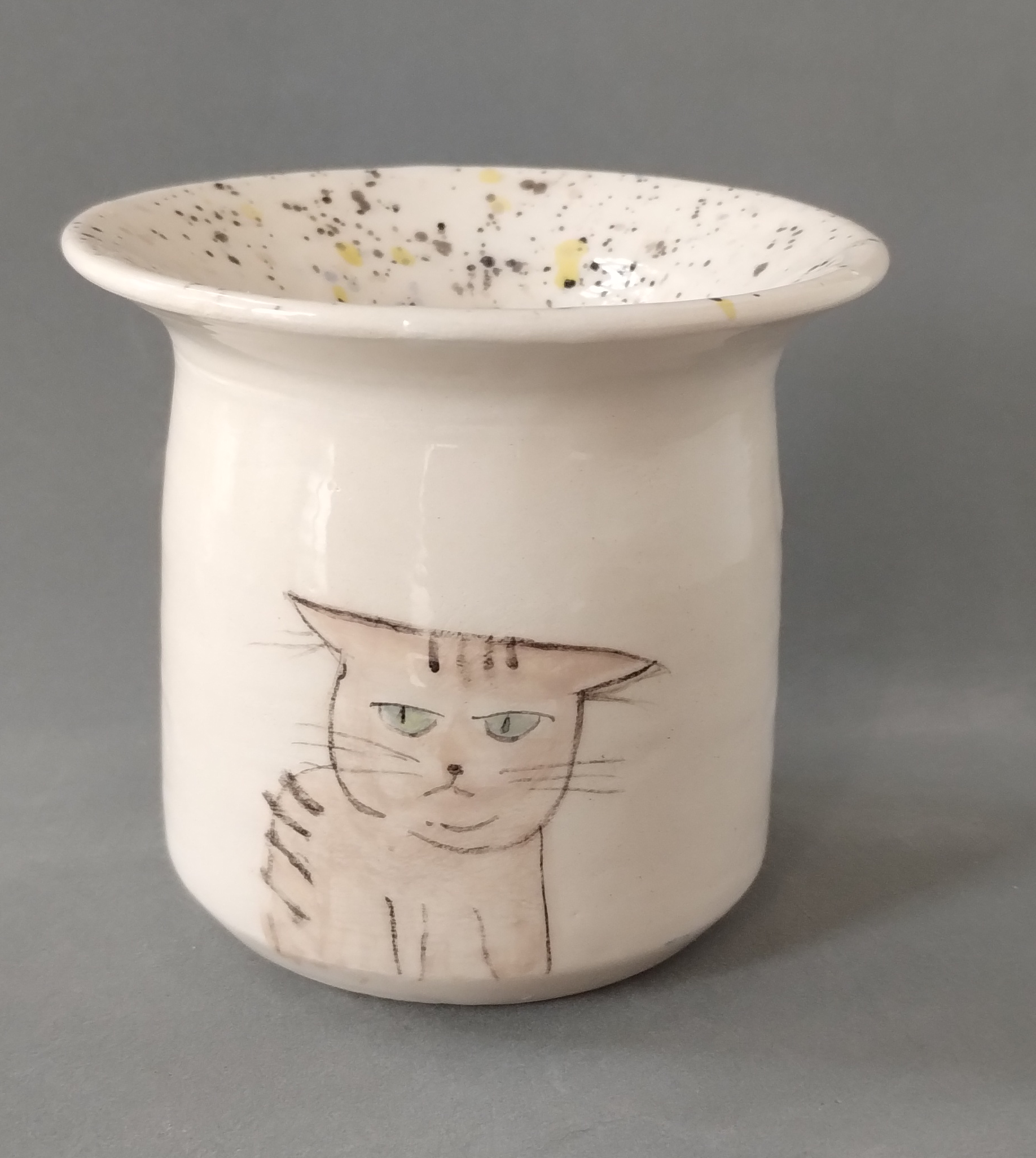 mate térmico de cerámica con un gato enojado. hecho mano en torno sin moldes 2