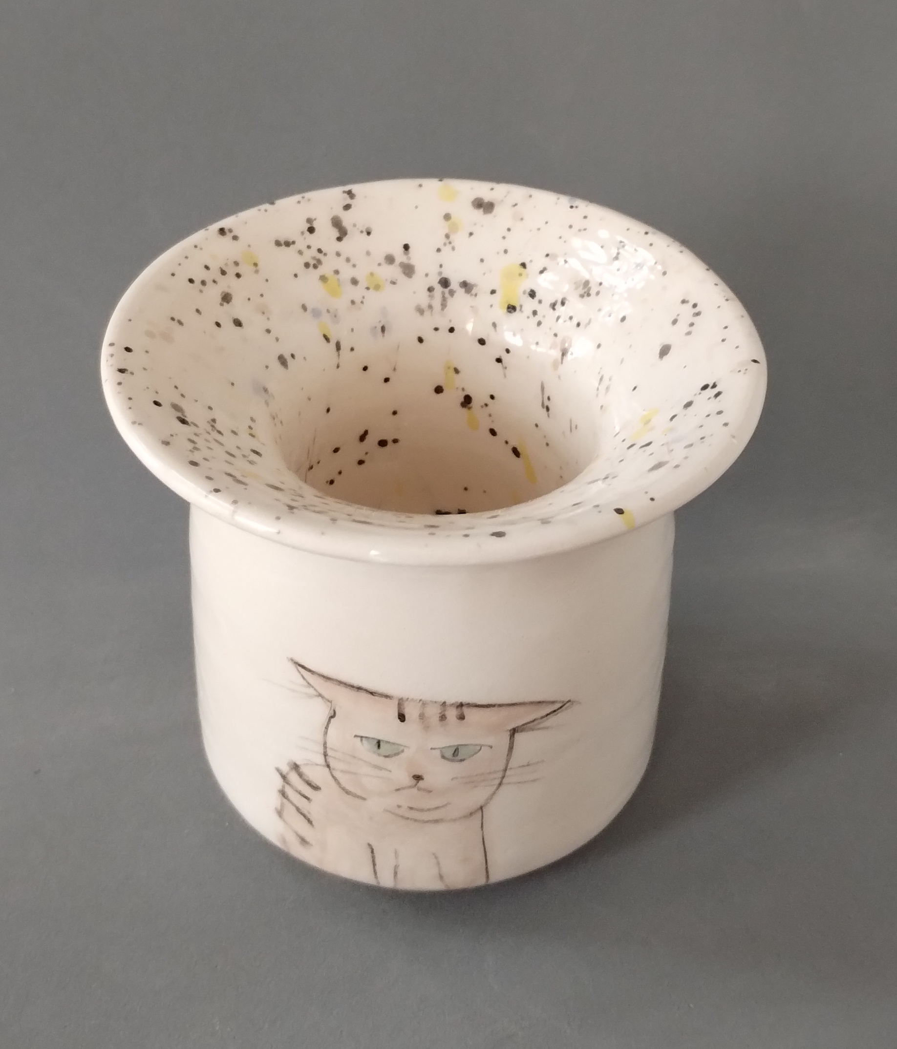 mate térmico de cerámica con un gato enojado. hecho mano en torno sin moldes 3