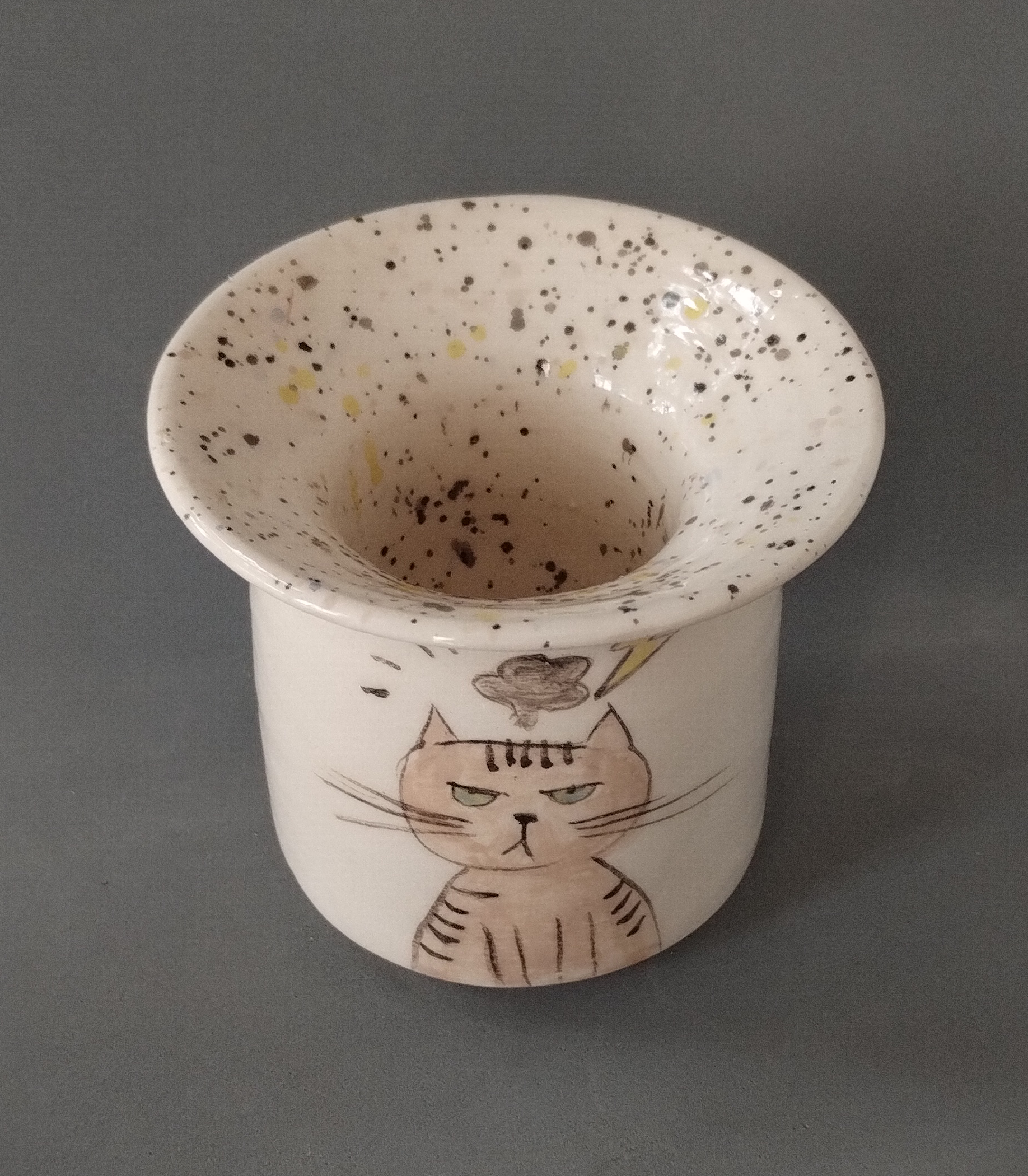 mate térmico de cerámica con un gato enojado. hecho mano en torno sin moldes 4