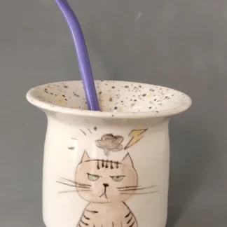 mate térmico de cerámica con un gato enojado. hecho mano en torno sin moldes