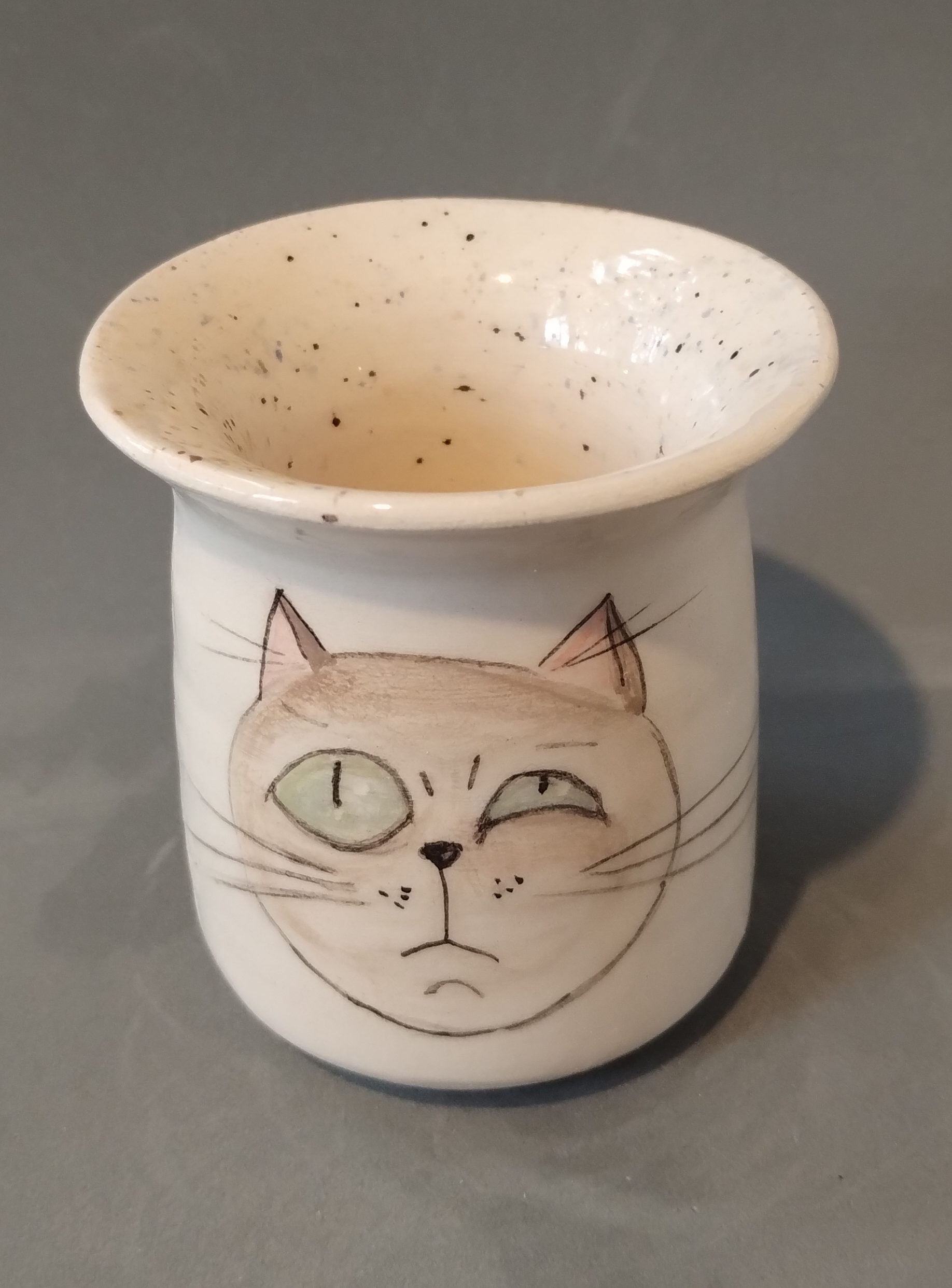 mate térmico de cerámica con un gato ojo cerrado hecho mano en torno sin moldes 1