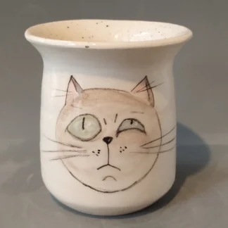 mate térmico de cerámica con un gato ojo cerrado hecho mano en torno sin moldes