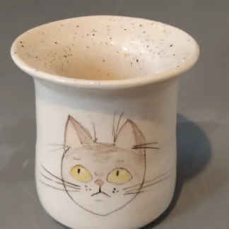 mate térmico de cerámica con un gato ojos amarillo hecho mano en torno sin moldes