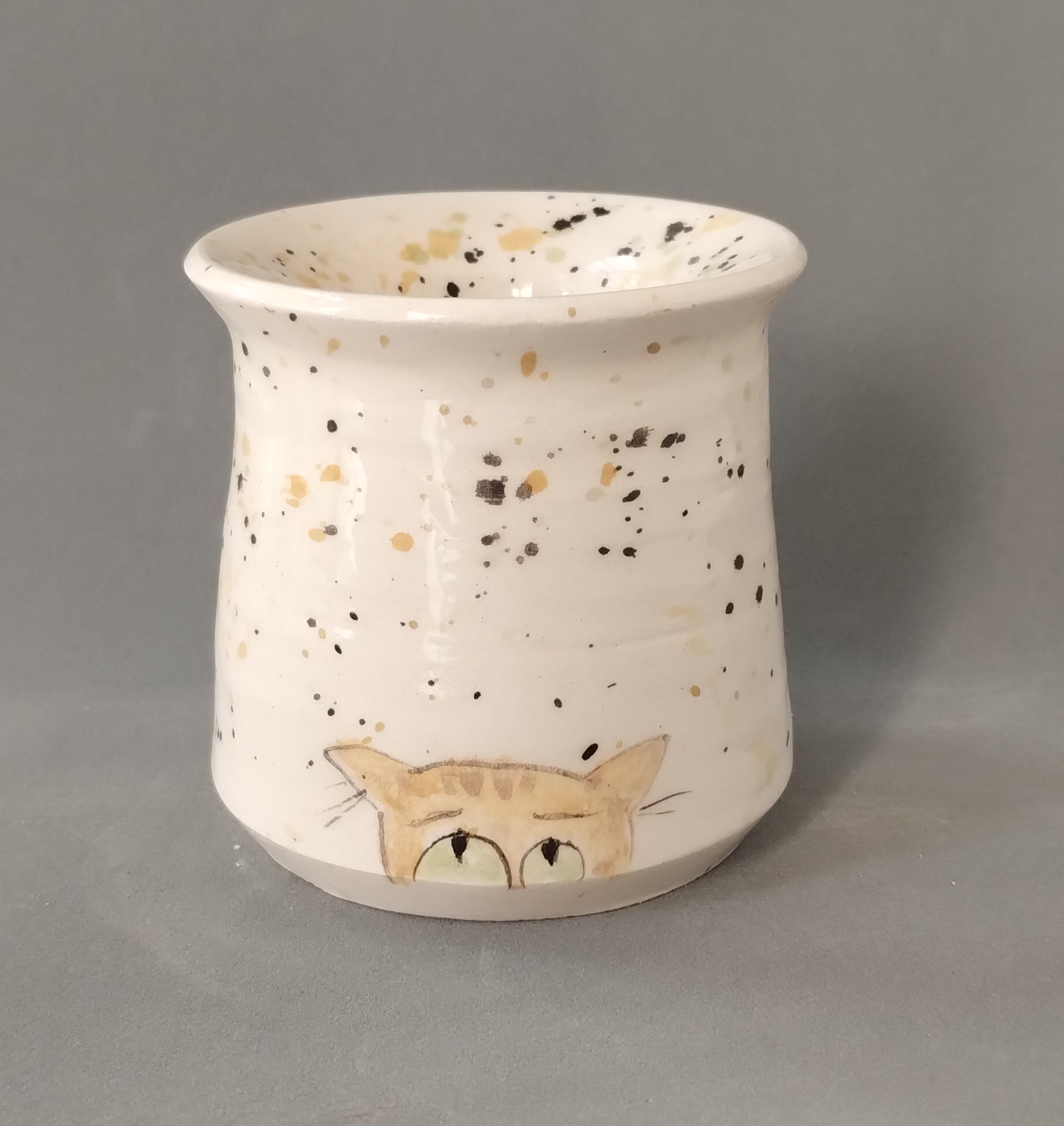 mate térmico de cerámica con un gato sorprendido. hecho mano en torno sin moldes 2