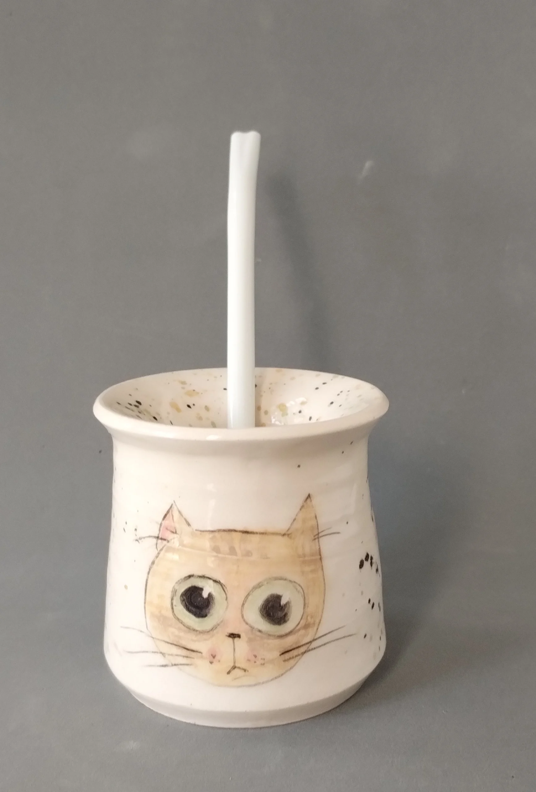 mate térmico de cerámica con un gato sorprendido. hecho mano en torno sin moldes 4