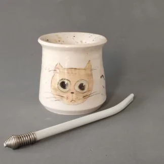 mate térmico de cerámica con un gato sorprendido. hecho mano en torno sin moldes