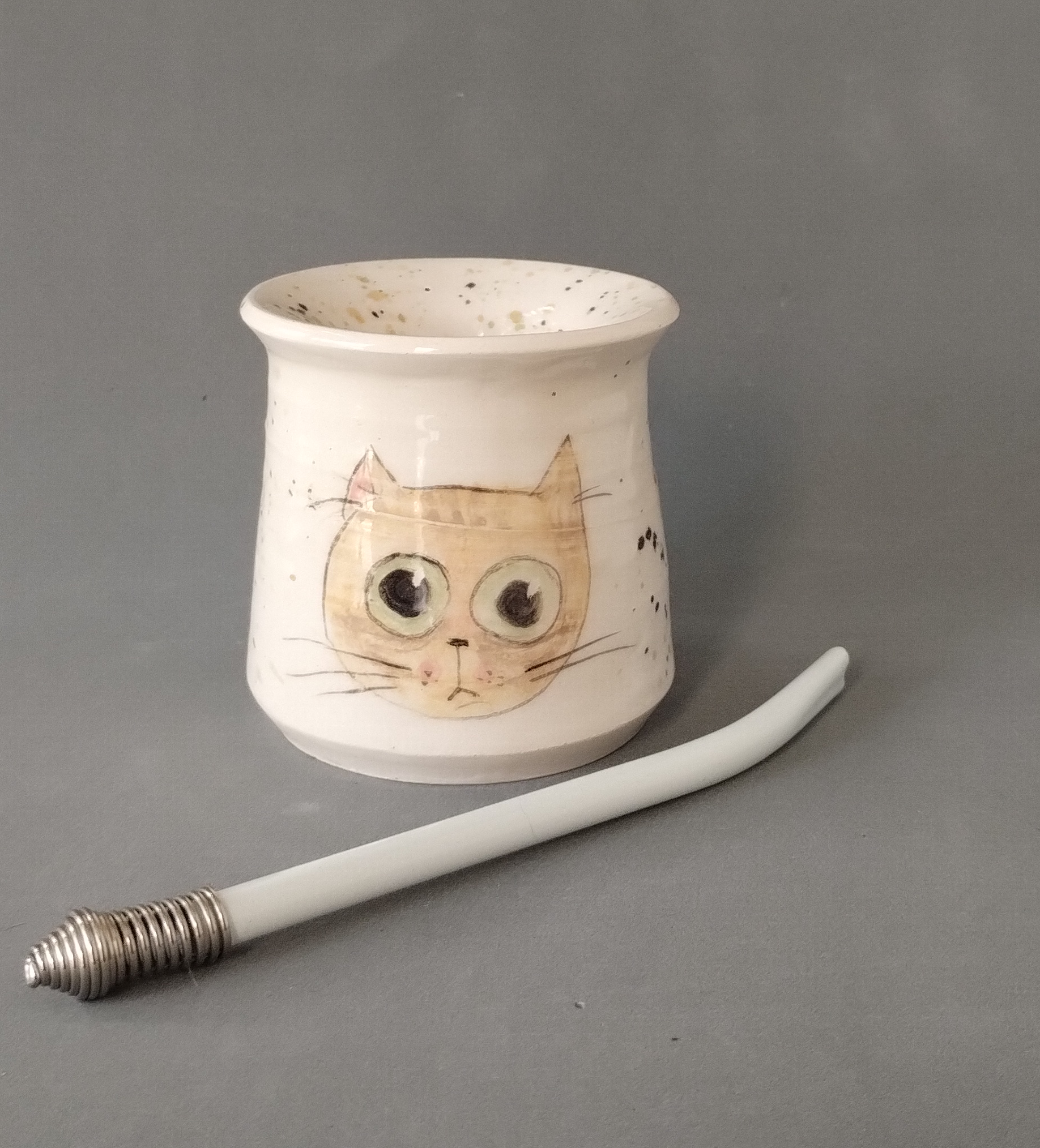 mate térmico de cerámica con un gato sorprendido. hecho mano en torno sin moldes